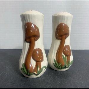 Vintage mushroom salt and pepper shakers hobbyist pieces